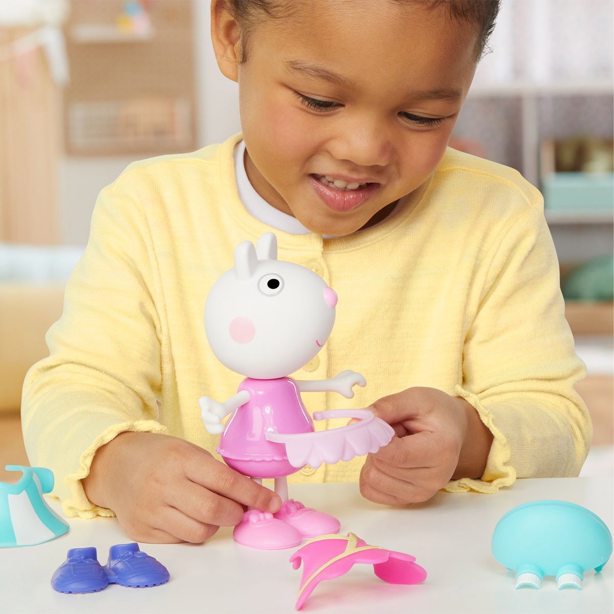 Peppa Figurines Fashion Adventure Dress Up Suzy Peppa Pig G0330 Zestaw do zabawy - obrazek 9